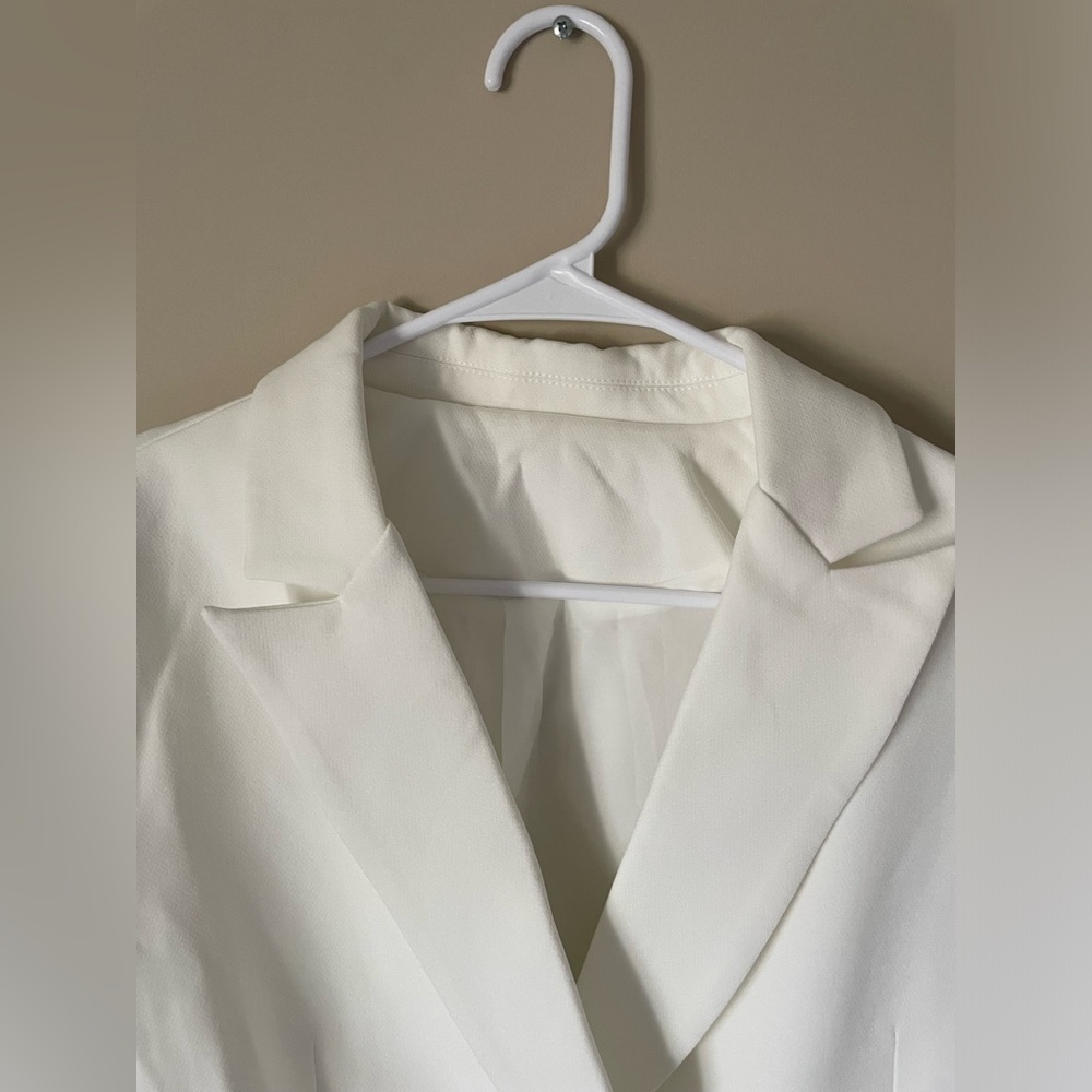 Oversized white double-breasted blazer with gold-tone buttons size small NWOT - Picture 3 of 7